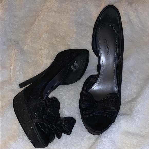 Black Lace Peep-toe Stilettos - Picture 3 of 4